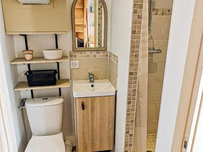 Salle de bains dans l'établissement Gîte rénové au bord de la Sarthe, calme et parking privé - FR-1-410-460