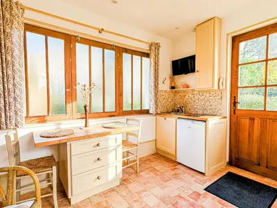 Cuisine ou kitchenette dans l'établissement Gîte rénové au bord de la Sarthe, calme et parking privé - FR-1-410-460