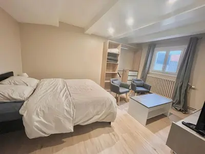Un ou plusieurs lits dans un hébergement de l'établissement Studio avec cuisine, salle de bain et garage privé proximité 24h