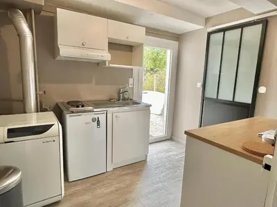 Cuisine ou kitchenette dans l'établissement Studio avec cuisine, salle de bain et garage privé proximité 24h