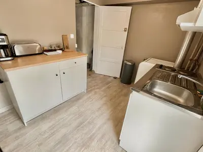 Cuisine ou kitchenette dans l'établissement Studio avec cuisine, salle de bain et garage privé proximité 24h