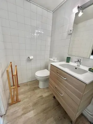 Salle de bains dans l'établissement Studio avec cuisine, salle de bain et garage privé proximité 24h
