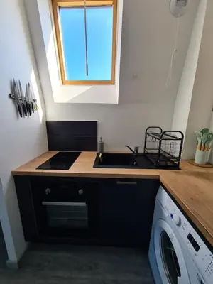 Cuisine ou kitchenette dans l'établissement Le Ronsard, vue sur forteresse