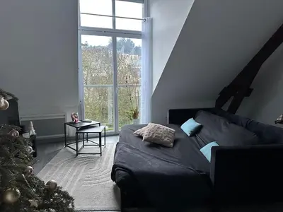 Coin salon dans l'établissement Le Ronsard, vue sur forteresse