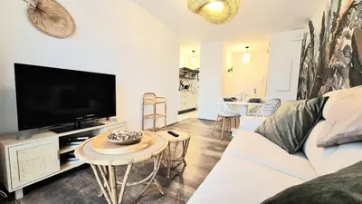 Télévision ou salle de divertissement dans l'établissement Appartement cosy, balcon et place privée