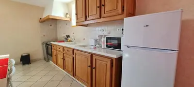 Cuisine ou kitchenette dans l'établissement Gite le petit village 7 kms du Zoo de Beauval