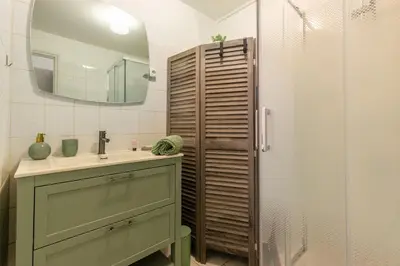 Salle de bains dans l'établissement L'Antre des rois - place de parking