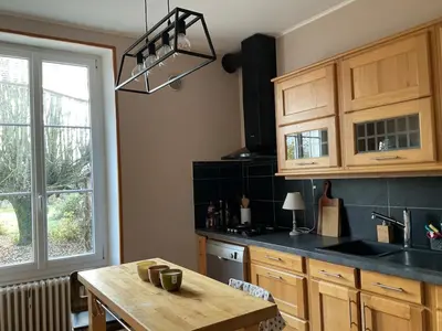 Cuisine ou kitchenette dans l'établissement Maison chaleureuse avec grand jardin à 2h de Paris