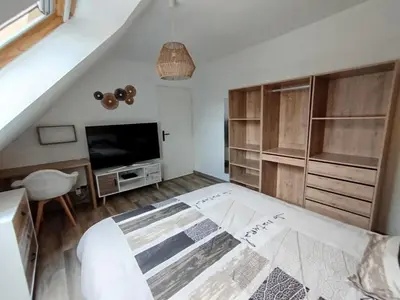 Télévision ou salle de divertissement dans l'établissement Maison 3 chambres Le Mans