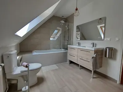 Salle de bains dans l'établissement Maison 3 chambres Le Mans