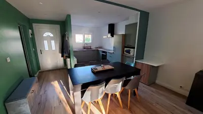 Cuisine ou kitchenette dans l'établissement Maison 3 chambres Le Mans