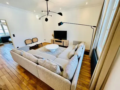 Télévision ou salle de divertissement dans l'établissement Le BIG duplex, hypercentre, 4 chambres, spacieux