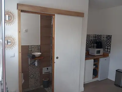 Cuisine ou kitchenette dans l'établissement La petite cabane
