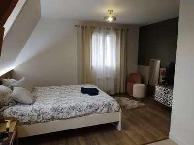 Un ou plusieurs lits dans un hébergement de l'établissement Chic Studio Roberta à Tours - Parking gratuit, Gare de Tours et St-Pierre-des-Corps TGV & Parc Expo