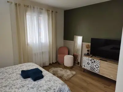 Un ou plusieurs lits dans un hébergement de l'établissement Chic Studio Roberta à Tours - Parking gratuit, Gare de Tours et St-Pierre-des-Corps TGV & Parc Expo