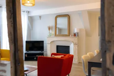 Télévision ou salle de divertissement dans l'établissement Le Passage du Roi - By PrestiPlace