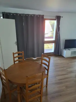 Télévision ou salle de divertissement dans l'établissement charment appartement au pied de trame