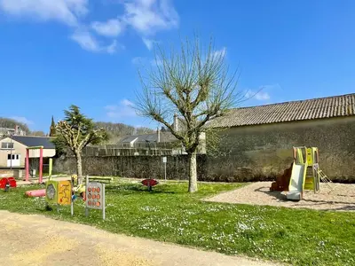 Jardin de l'établissement Les Prairies du Val d'Amboise Grand Gite 15 pers PMR avec piscine