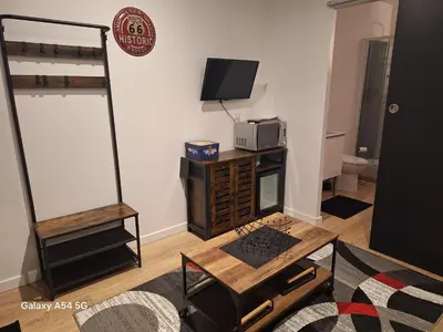 Télévision ou salle de divertissement dans l'établissement Studio neuf avec espace de travail séparé