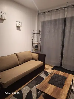 Coin salon dans l'établissement Studio neuf avec espace de travail séparé