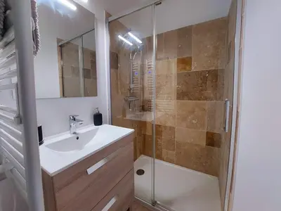 Salle de bains dans l'établissement L'Urbain