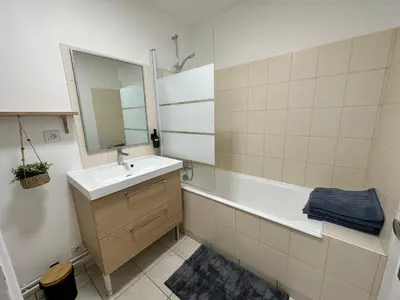 Salle de bains dans l'établissement Appart T3 confort 4-6 pers - CLIM-Hypercentre