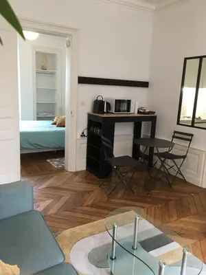 Un ou plusieurs lits dans un hébergement de l'établissement Charmant appartement ancien, lit 160