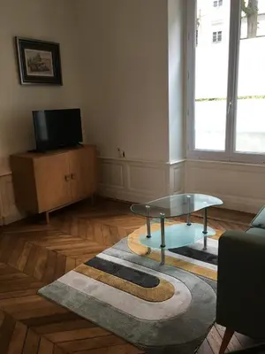 Télévision ou salle de divertissement dans l'établissement Charmant appartement ancien, lit 160