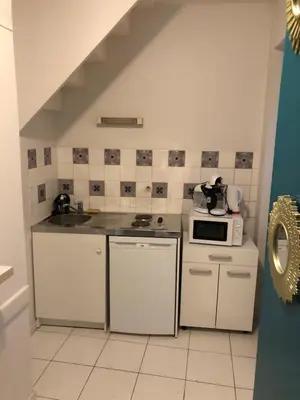 Cuisine ou kitchenette dans l'établissement Confortable studio