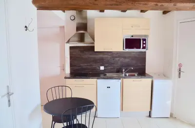 Cuisine ou kitchenette dans l'établissement La Petite Maison appartement 1