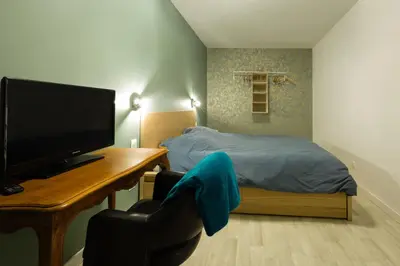 Télévision ou salle de divertissement dans l'établissement Charmant studio