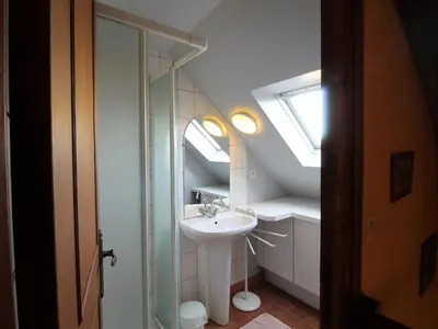 Salle de bains dans l'établissement Gîte Anjou familial avec cheminée, climatisation, WIFI - FR-1-622-95