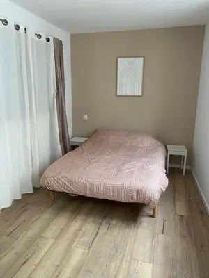Un ou plusieurs lits dans un hébergement de l'établissement Spacieux appartement avec terrasse