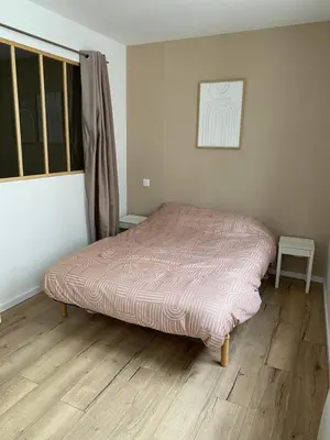 Un ou plusieurs lits dans un hébergement de l'établissement Spacieux appartement avec terrasse