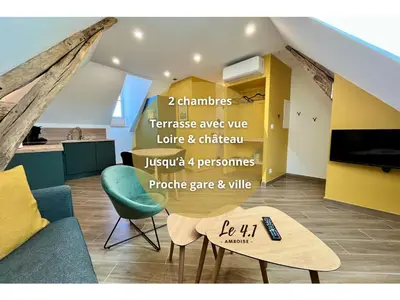 Télévision ou salle de divertissement dans l'établissement T3 climatisé face Loire et château l'appart du 4-1