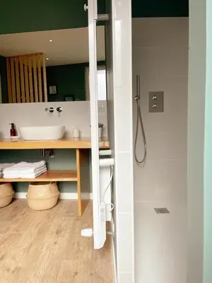 Salle de bains dans l'établissement L'Arche de Noyers