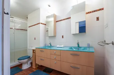 Salle de bains dans l'établissement Maison familiale jardin terrasse proche lac Joué