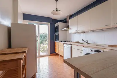 Cuisine ou kitchenette dans l'établissement Maison familiale jardin terrasse proche lac Joué