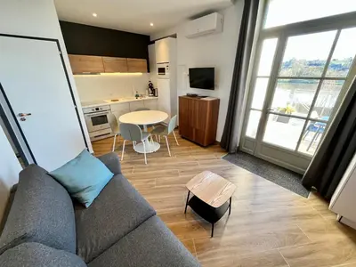 Cuisine ou kitchenette dans l'établissement T2 climatisé face Loire et château le 4-4