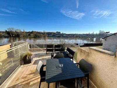 Balcon ou terrasse dans l'établissement T2 climatisé face Loire et château le 4-4