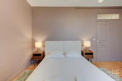 Un ou plusieurs lits dans un hébergement de l'établissement Appartement avec chambre, parking, bureau, wifi