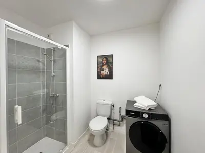 Salle de bains dans l'établissement L'Azur - Parking - Balcon - Circuit 24h - 4 pers