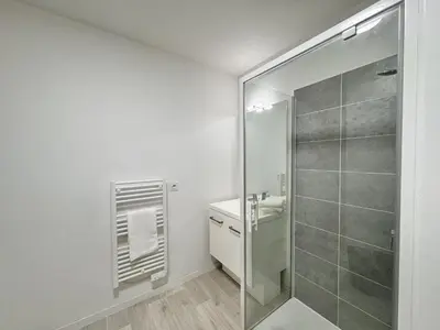 Salle de bains dans l'établissement L'Azur - Parking - Balcon - Circuit 24h - 4 pers