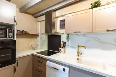 Cuisine ou kitchenette dans l'établissement La Fernandiere, Historic Home, Garden and Pool