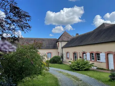 Jardin de l'établissement Chambre spacieuse avec piscine et parking privé - FR-1-410-464