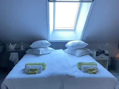 Un ou plusieurs lits dans un hébergement de l'établissement Chambre spacieuse avec piscine et parking privé - FR-1-410-464