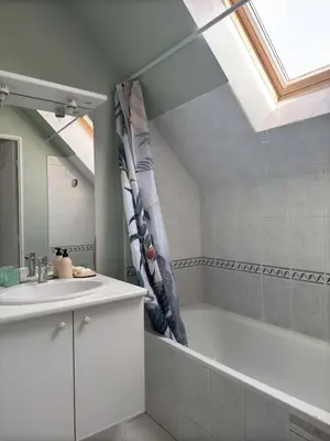 Salle de bains dans l'établissement Maison de 82m2 proche du Mans avec parking privé