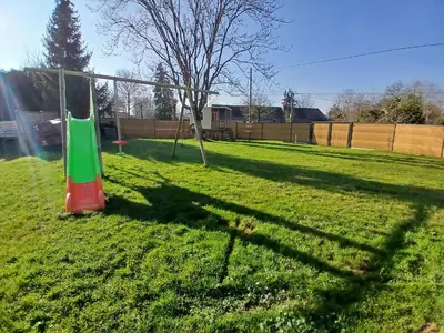 Aire de jeux pour enfants de l'établissement Maison a 12 mn du circuit des 24h