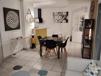 Cuisine ou kitchenette dans l'établissement Charmant appartement 2 chambres - Proche Tours