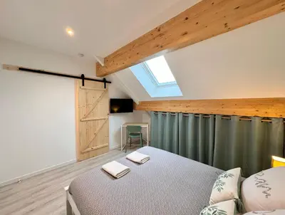 Un ou plusieurs lits dans un hébergement de l'établissement Chambres privées avec salle d'eau, clim, TV - Proche circuit - Campagne - 2p